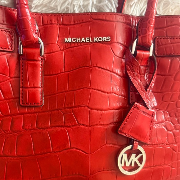 Michael Kors Dillon Large Tote  Bag In Vibrant Red Croc Embossed Leather - Picture 3 of 16